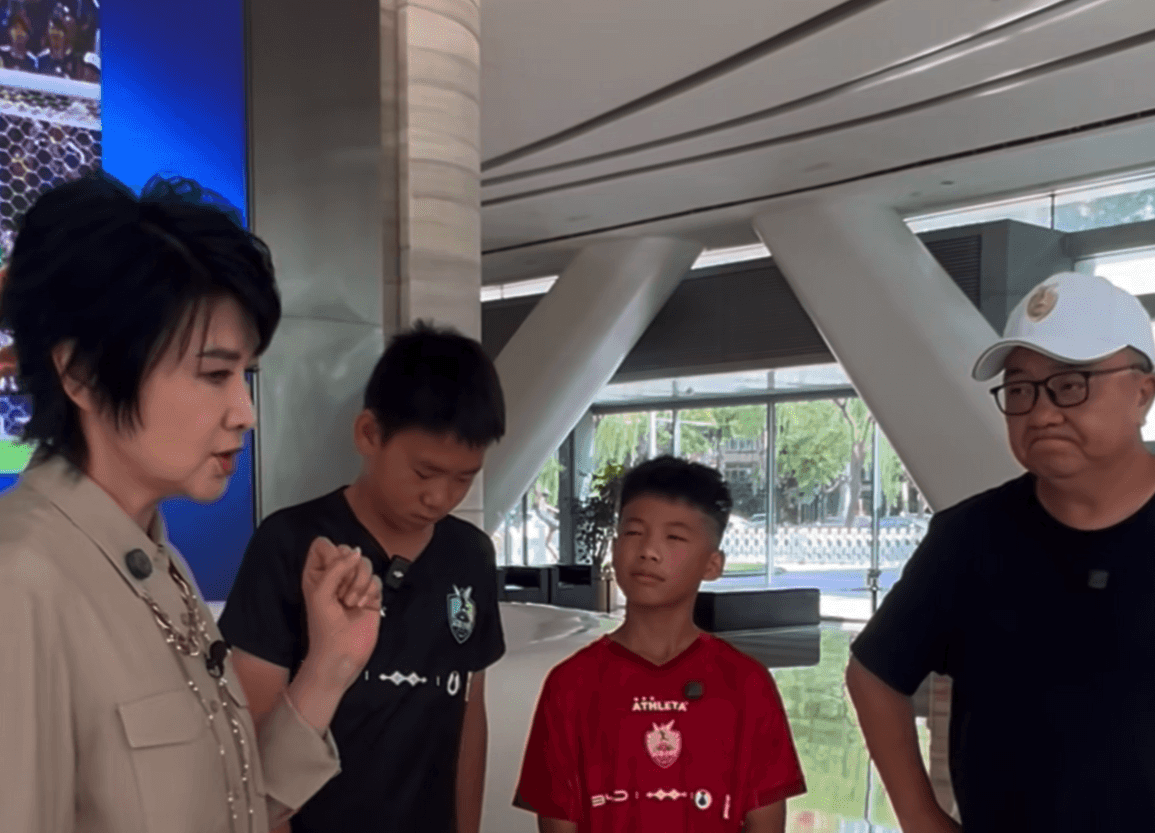 吴小莉采访中国足球小将:期待2034年一起奔赴世界杯