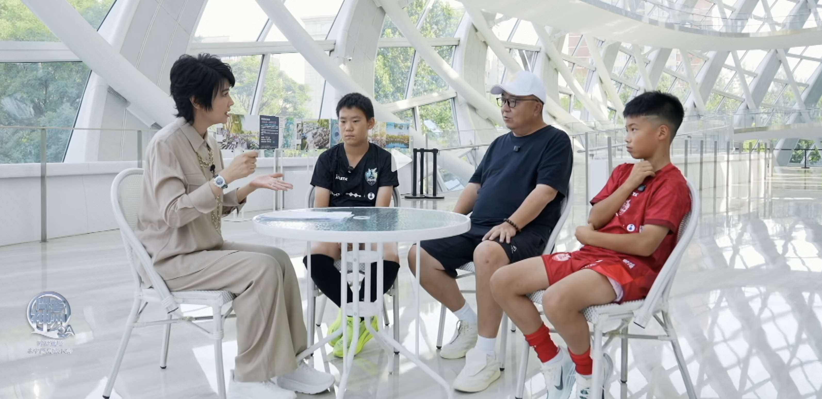 凤凰卫视《问答神州》专访董路：谈中国足球小将与青训信心